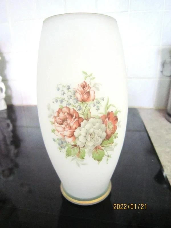 Vase ancien en verre dépoli blanc décor fleurs peintes